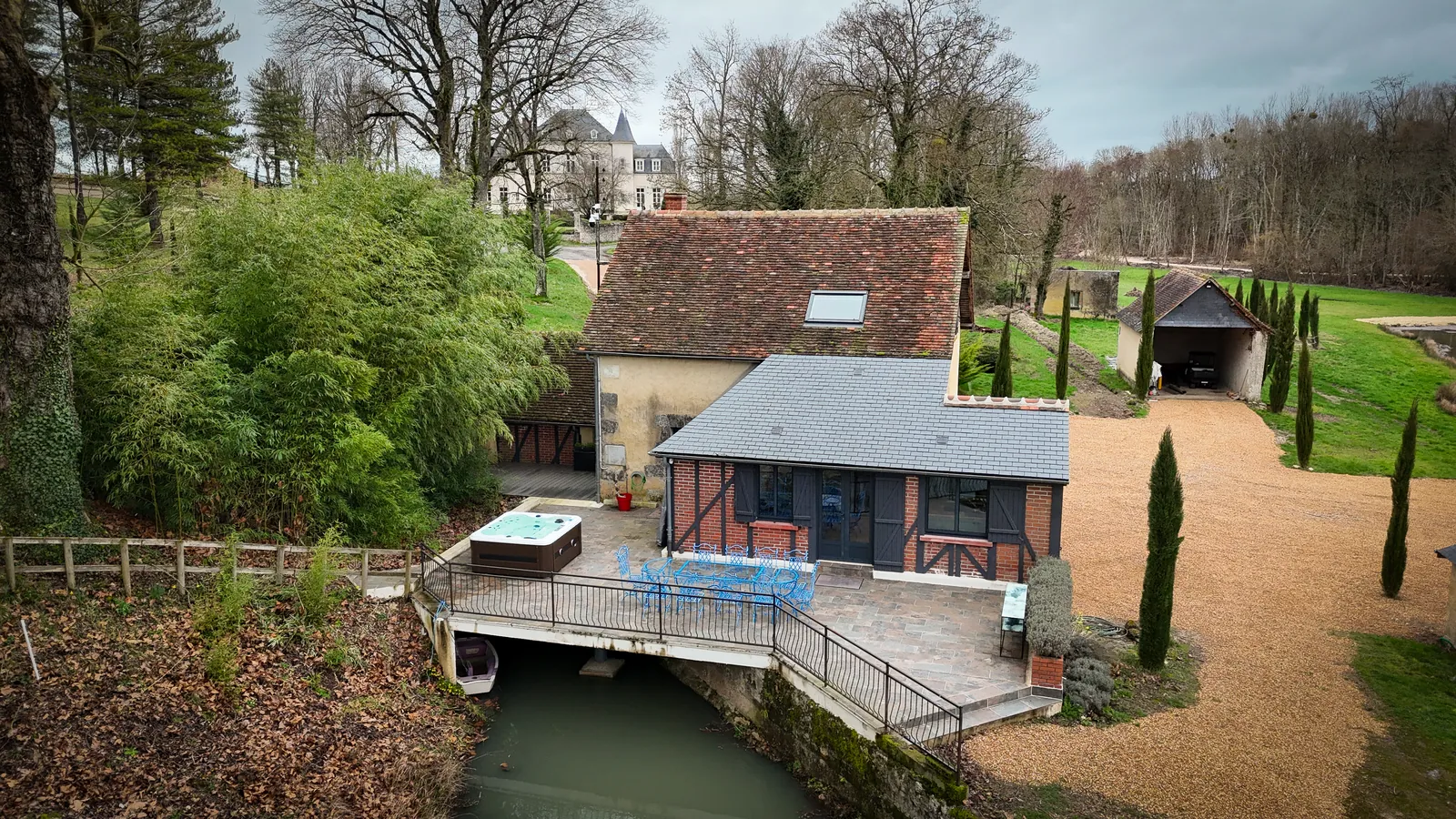 Maison à colombages et terrasse au bord de l’eau à La Haute Barde
