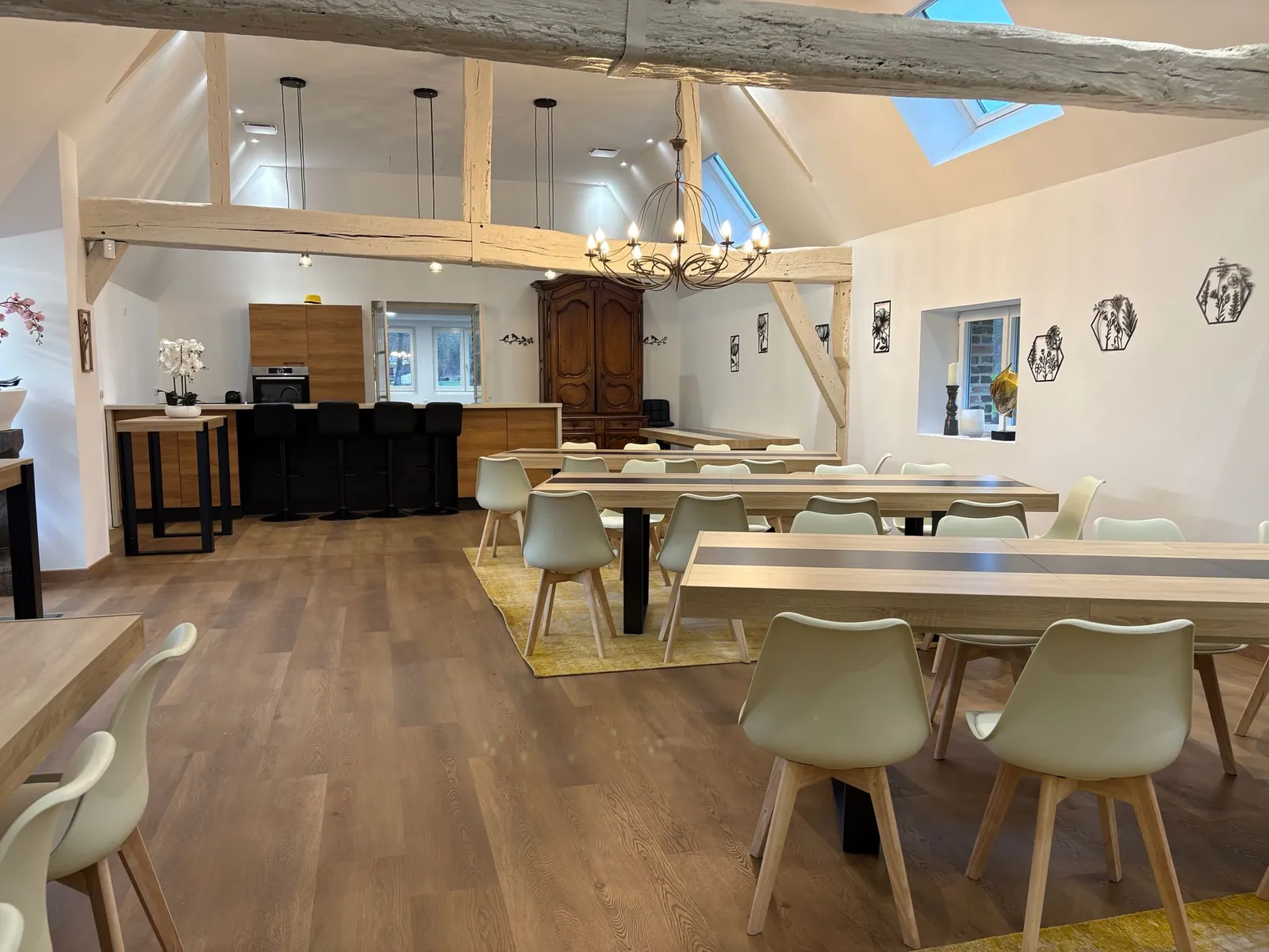Vue de la salle de réception et de son bar à La Haute Barde